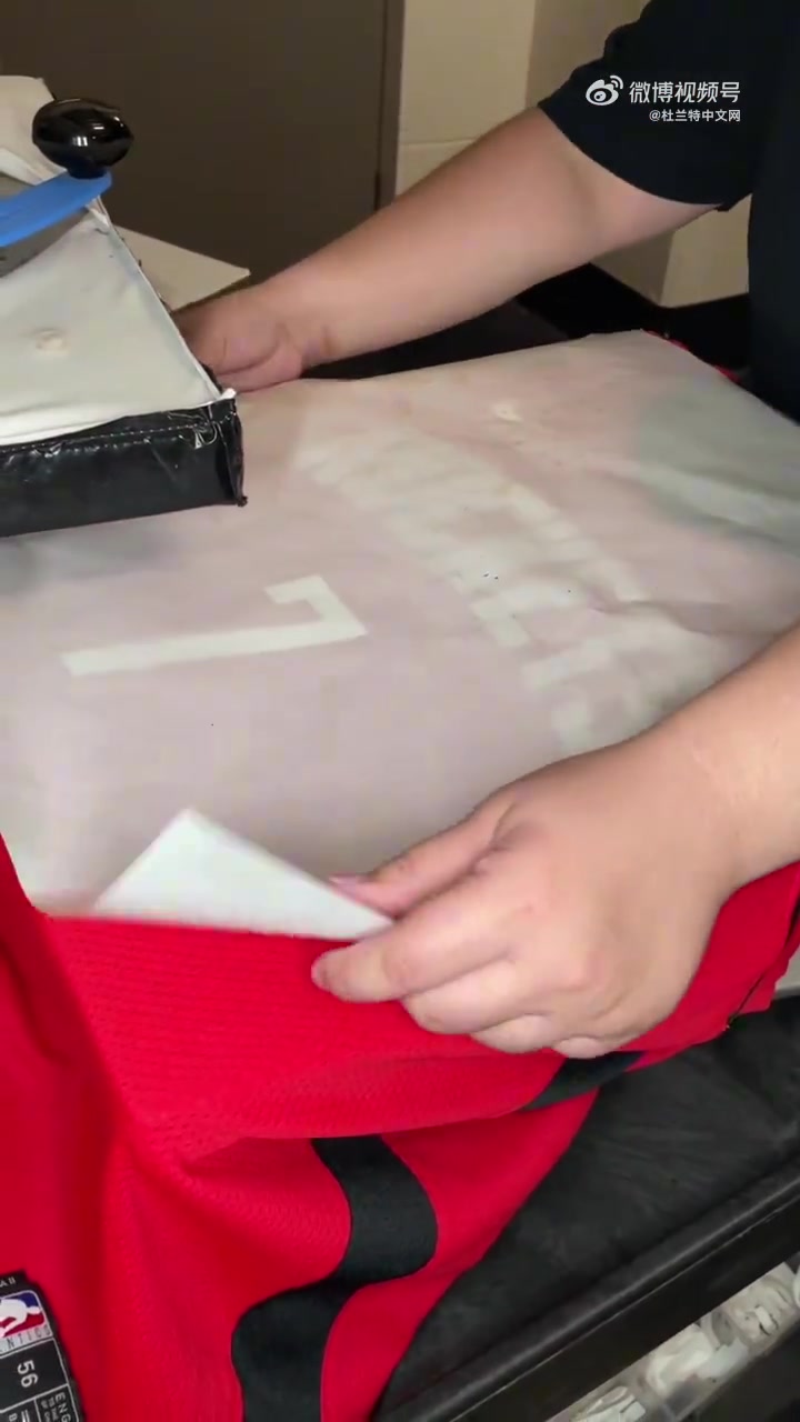 【视频】吧友们要买一件不?杜兰特的火箭球衣已经正式上线了，有