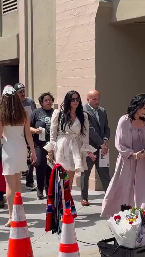 【视频】科比大女儿娜娜毕业！瓦妮莎姐姐苏菲一家佩林卡一家都来了~