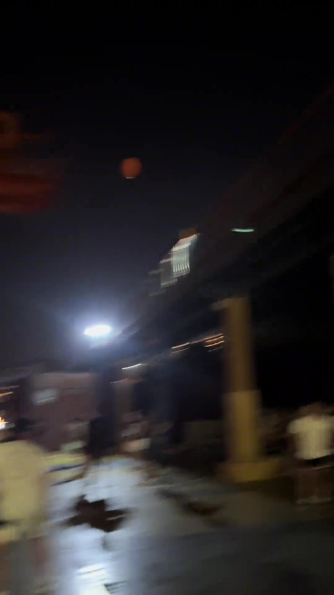 [体育头条]别被吊带长裙给骗了！篮球妹纸属实有点水平！
