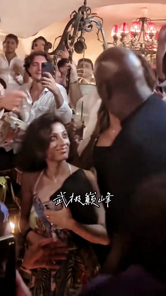 [体育头条]当乔丹从身边经过！看到两个小姐姐的反应原来眼睛真能放光