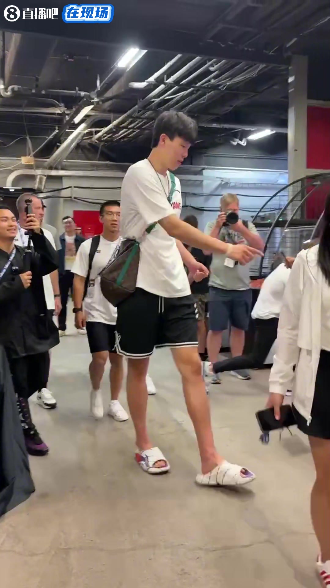 【今日视频】优质偶像！杨瀚森赛后在球员通道内，给小朋友签名！