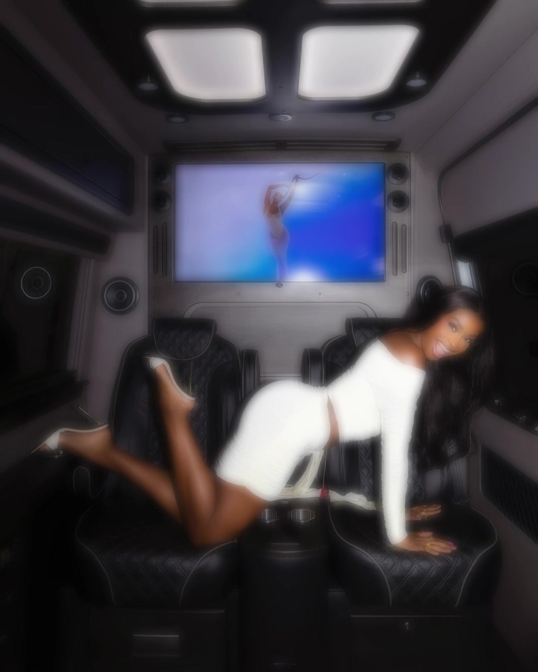 有情人终成眷属！米切尔昨日已向歌星女友求婚