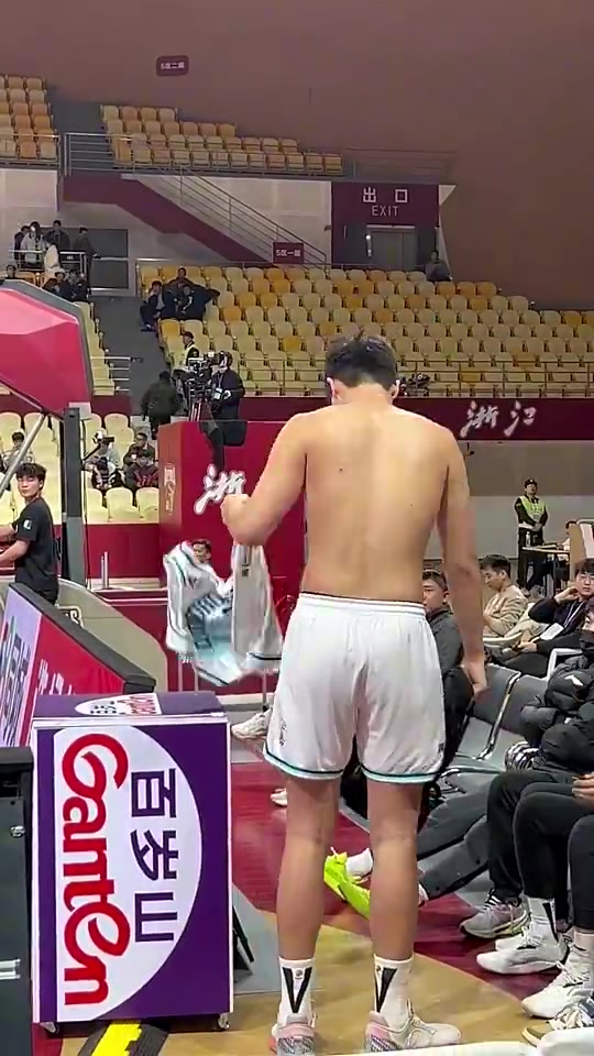 杨瀚森此前在场边换球衣，身后的女球迷大喊：转过来！