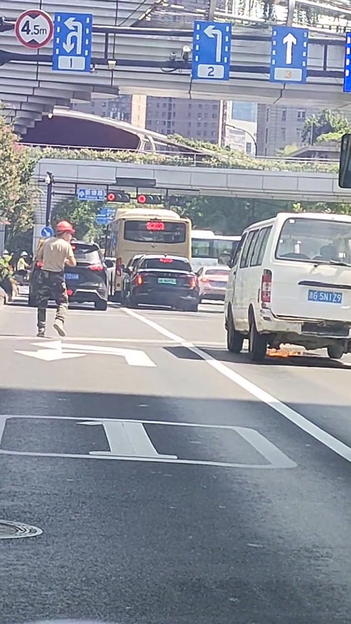 开着开着着火了，给司机吓得不轻