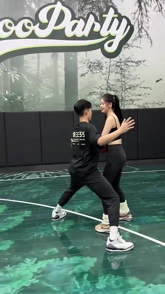 真上强度啊！周凯恒紧逼防守穿吊带的椰子