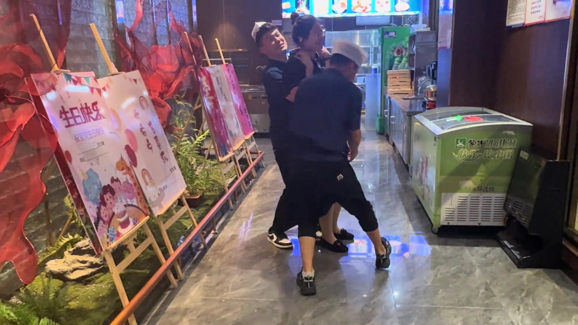 2个男的这样公然“猥亵”女同事的你们老板知道嘛！