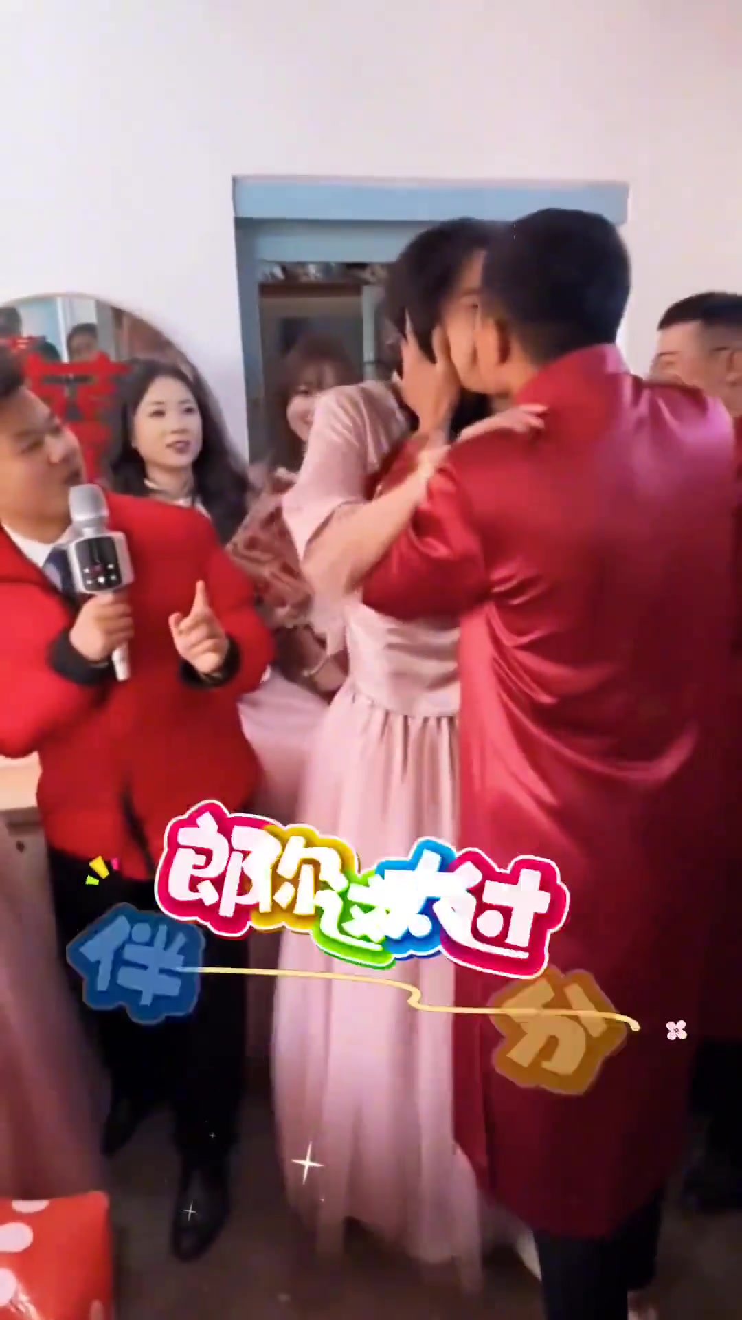 太猛了！这个男的一顿亲，把伴娘亲得不知所措...