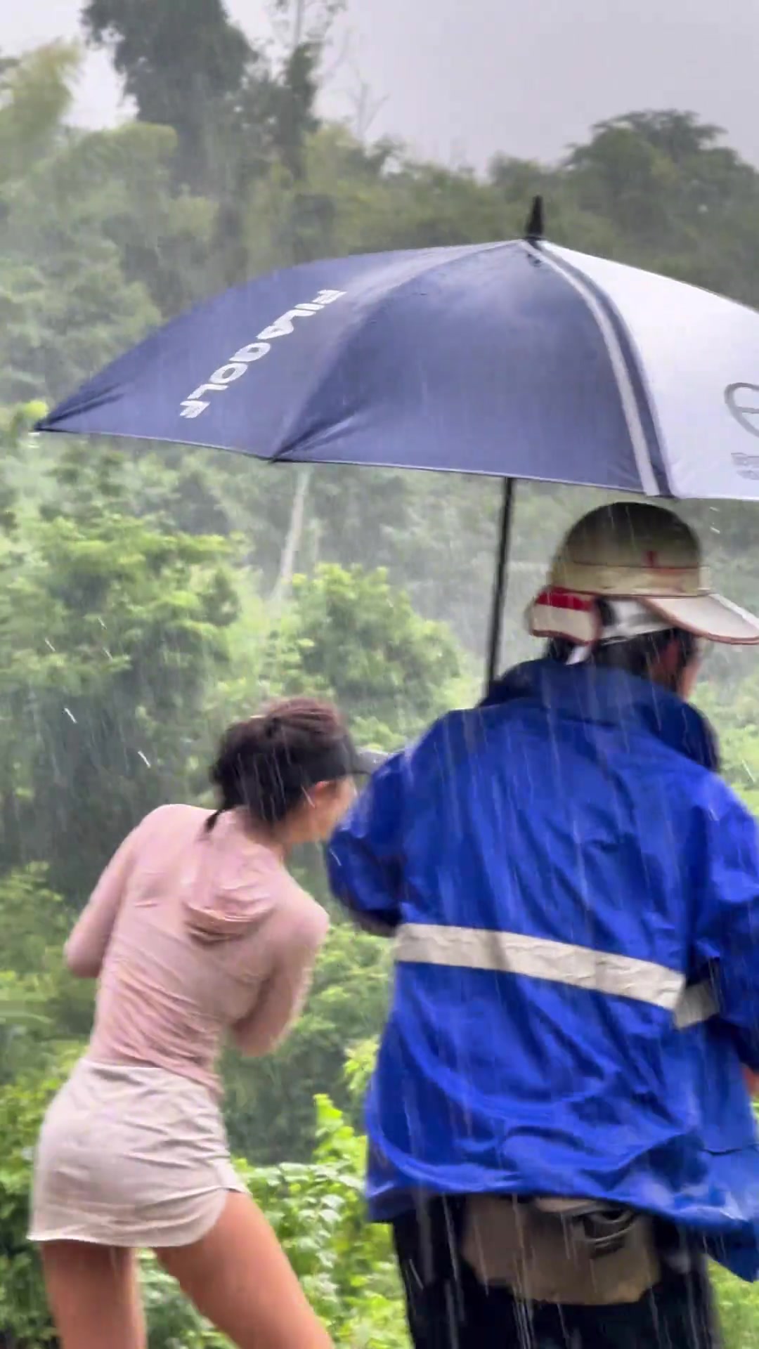 下这么大雨，这球是非打不可吗！