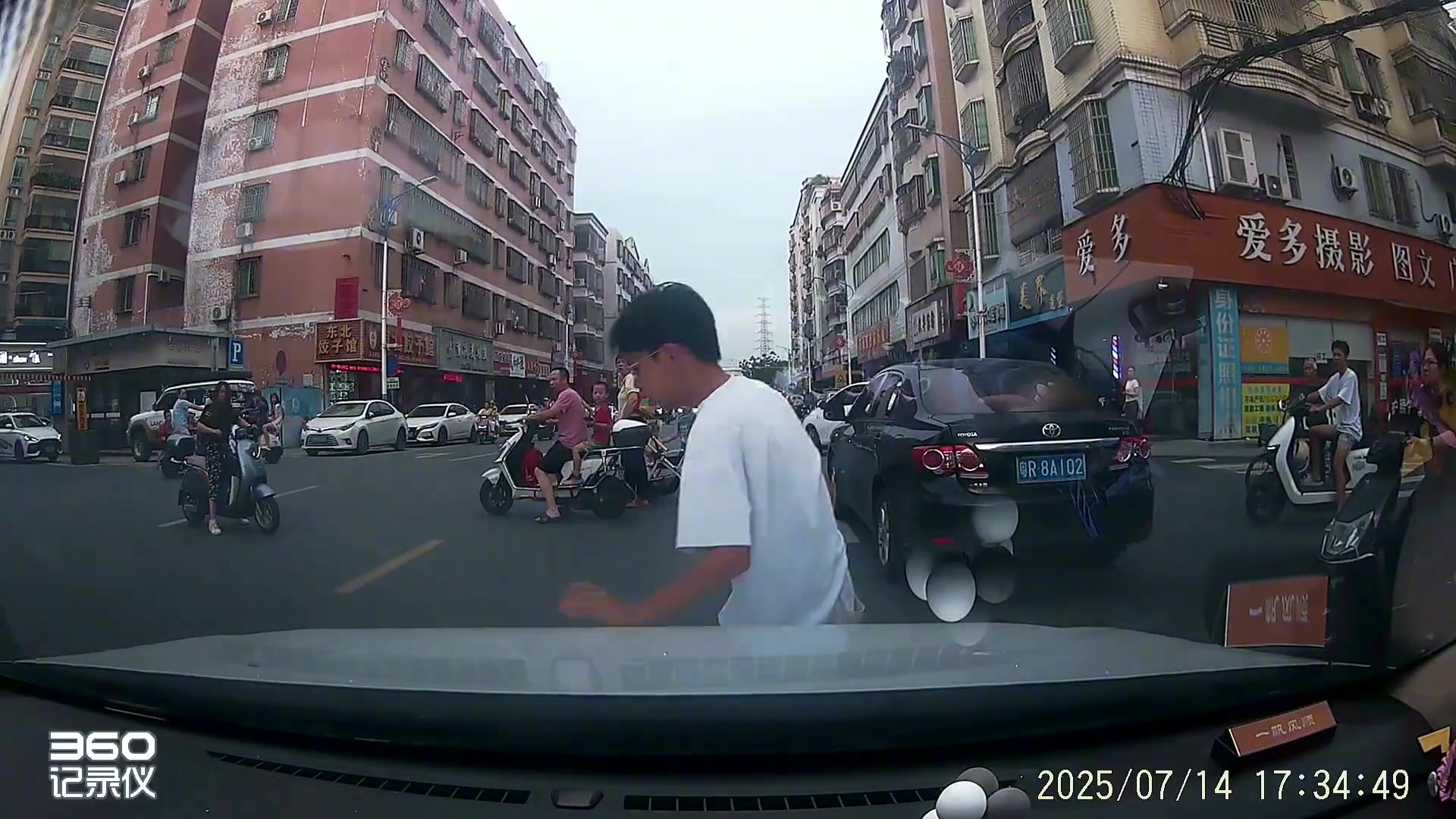 这样子的话，责任是怎么划分女的走了她是有没有责任的