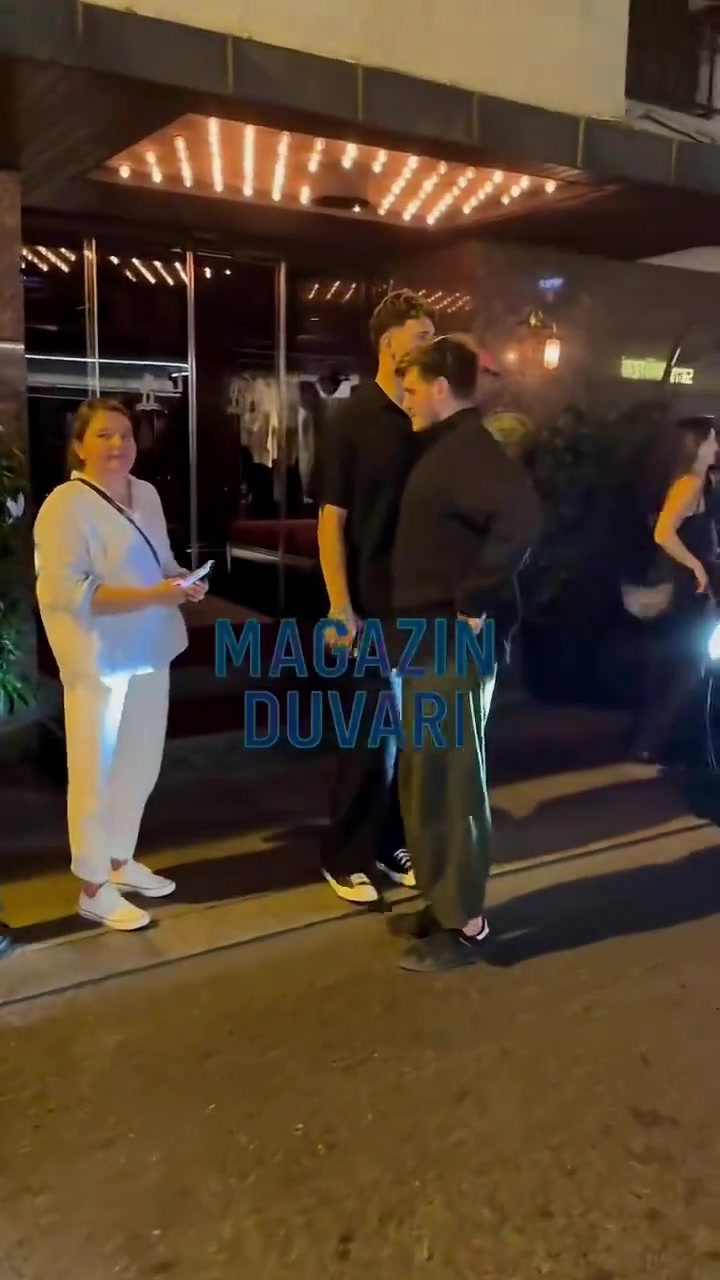 申京带女友度假,隐隐也能看见是大美女