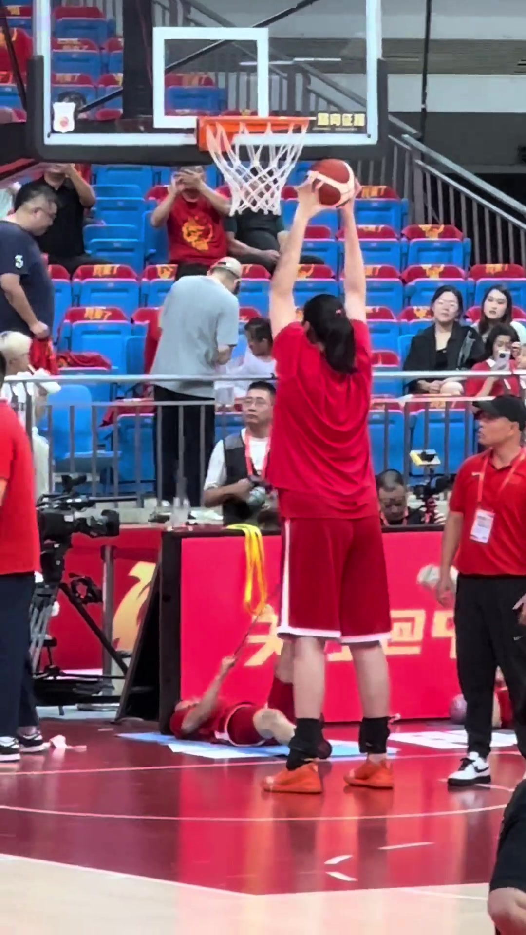 抓球抵着篮板拉伸!张子宇这热身在女篮也是独一份了