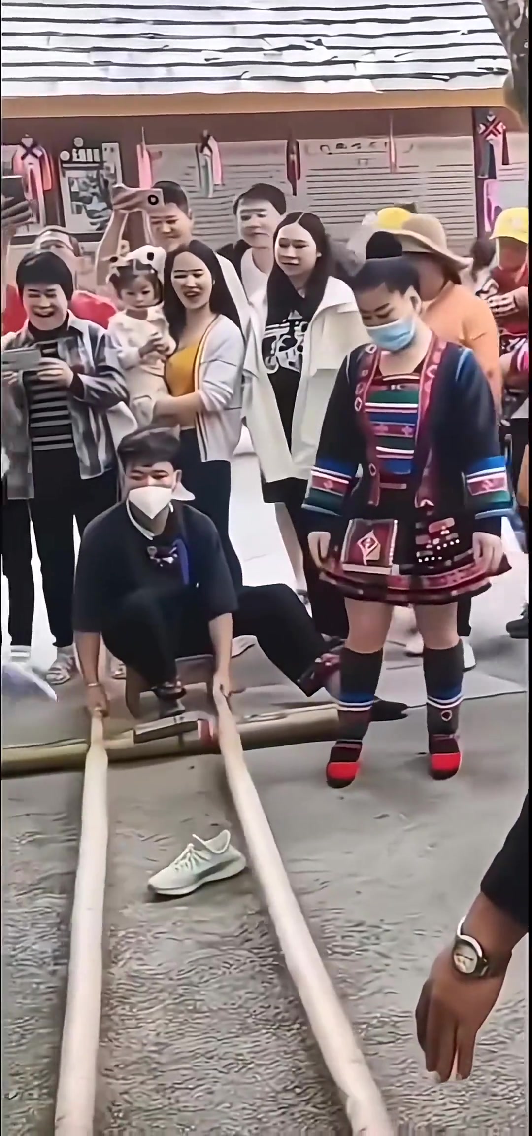 女子玩游戏鞋掉了，结果...
