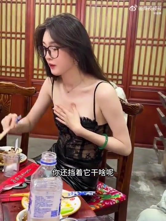 女子大方解释了自己穿低胸衣服却又挡住的意义