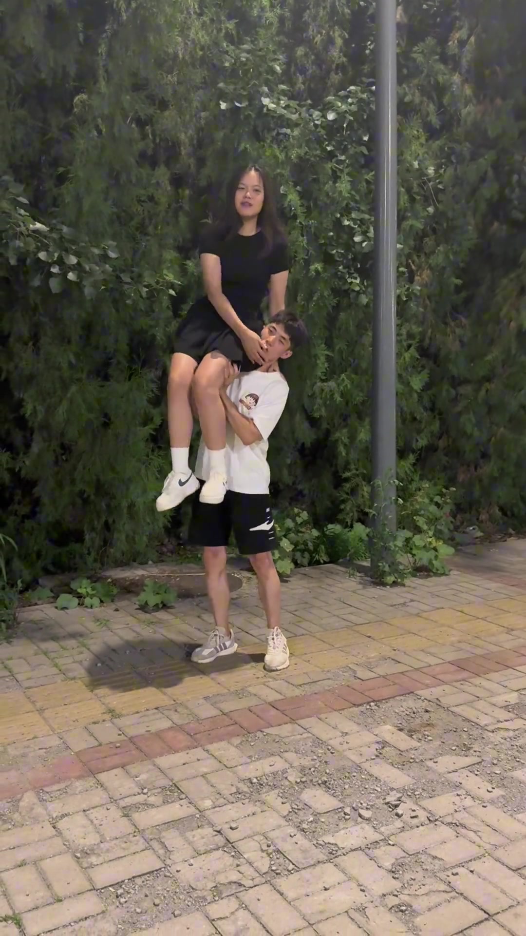 胆子真大男朋友力气不够大的话，一头摔下去就完了！