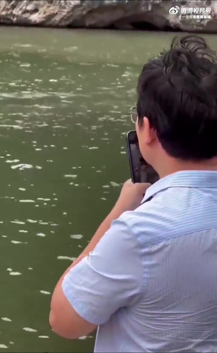 这位大哥偷拍女生都上技能了