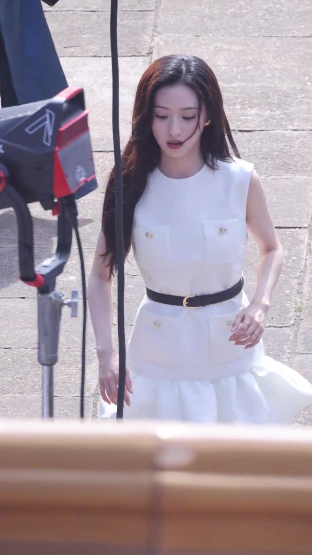 还好足够灵活！短剧女演员现场被摆放不齐的设备差点绊倒！