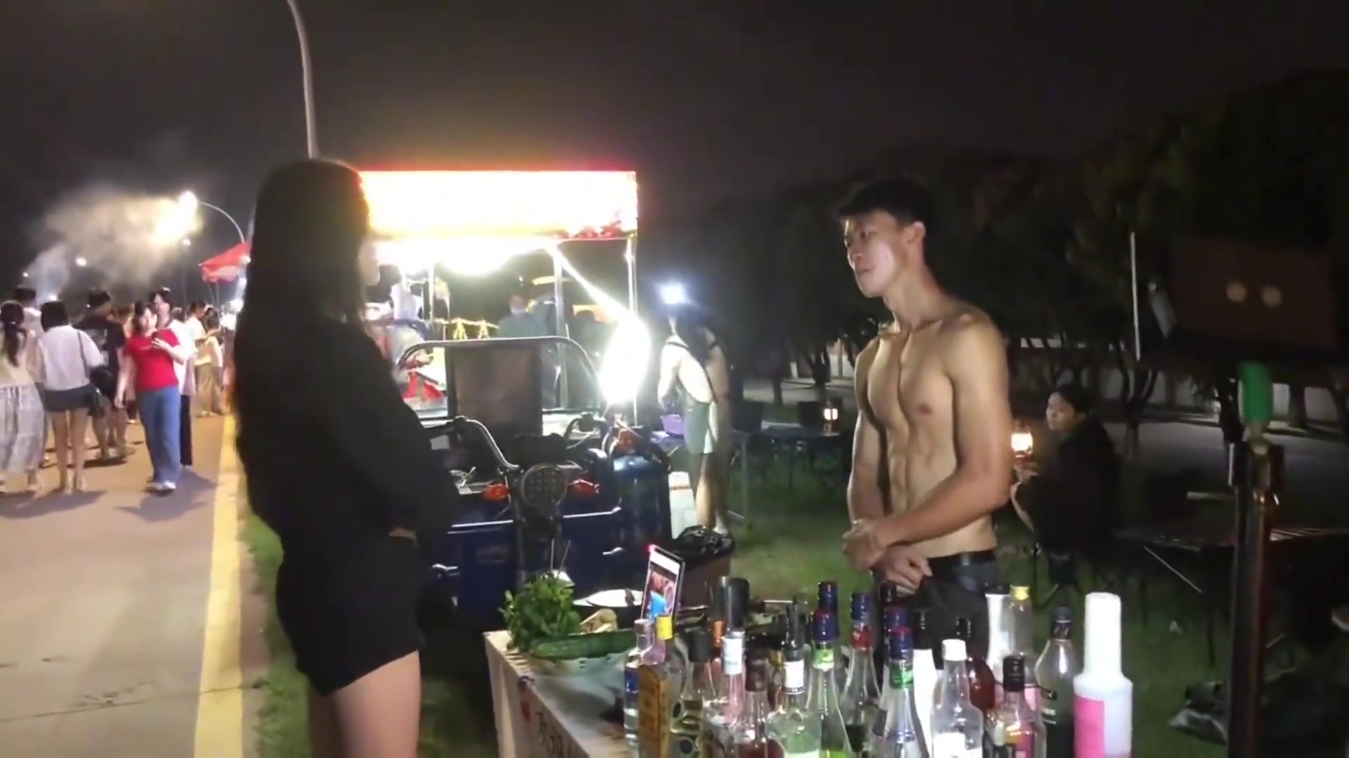 那我可以摸你大腿美女直接跟摆摊小哥说：我要摸你腹肌！