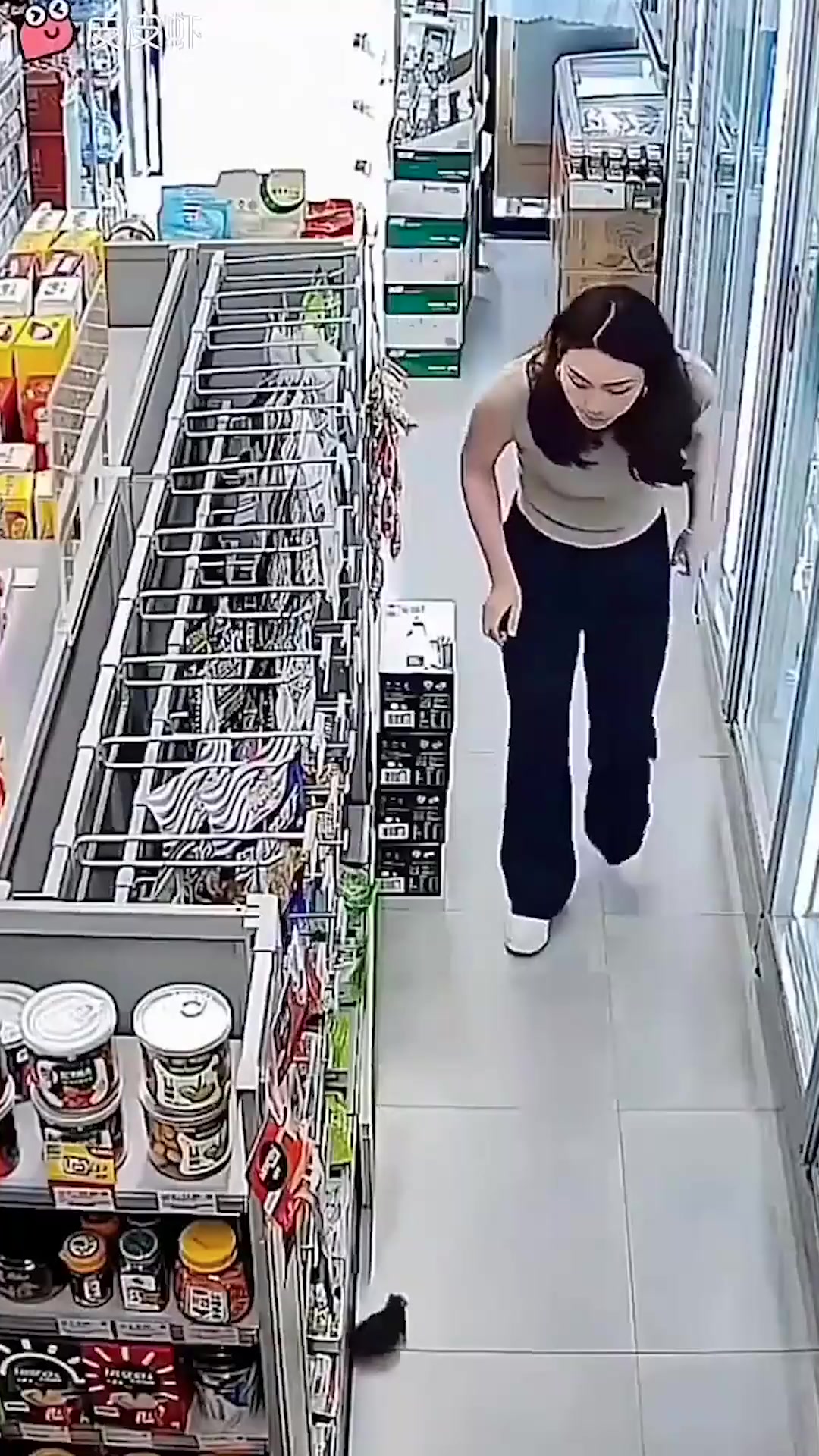 我真给你你又不高兴！小姐姐自己踩老鼠，踩中之后...