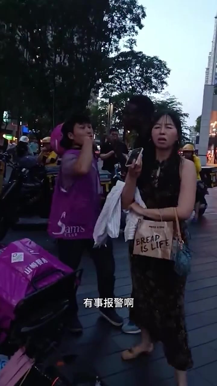 送货小哥拍黑人小哥和女子，惹黑人小哥不开心，随后发生争执！！