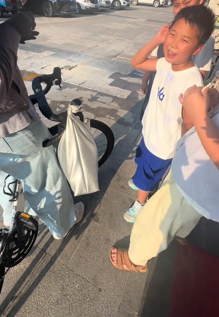 小子手段了得，看看给姐姐逗的直笑