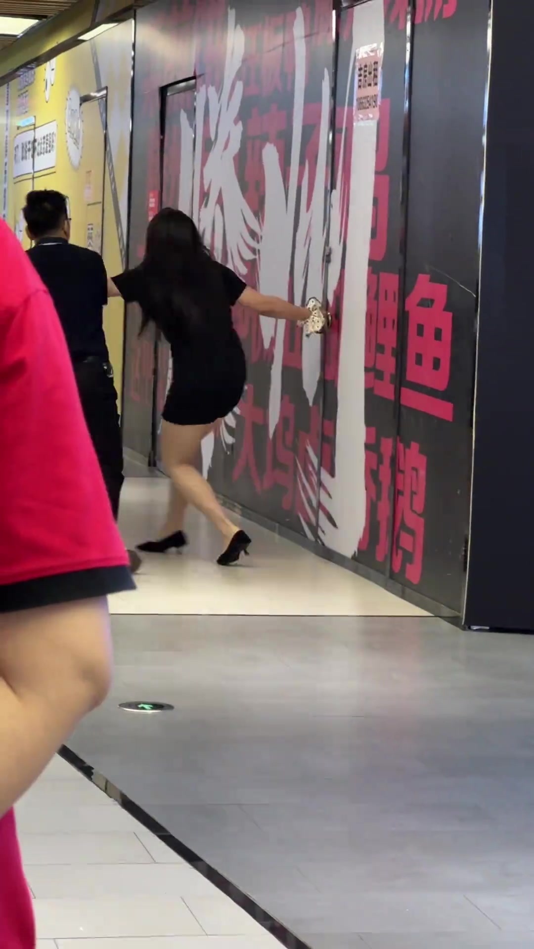 女生还是得吃胖点，吵架的时候让他抱不动