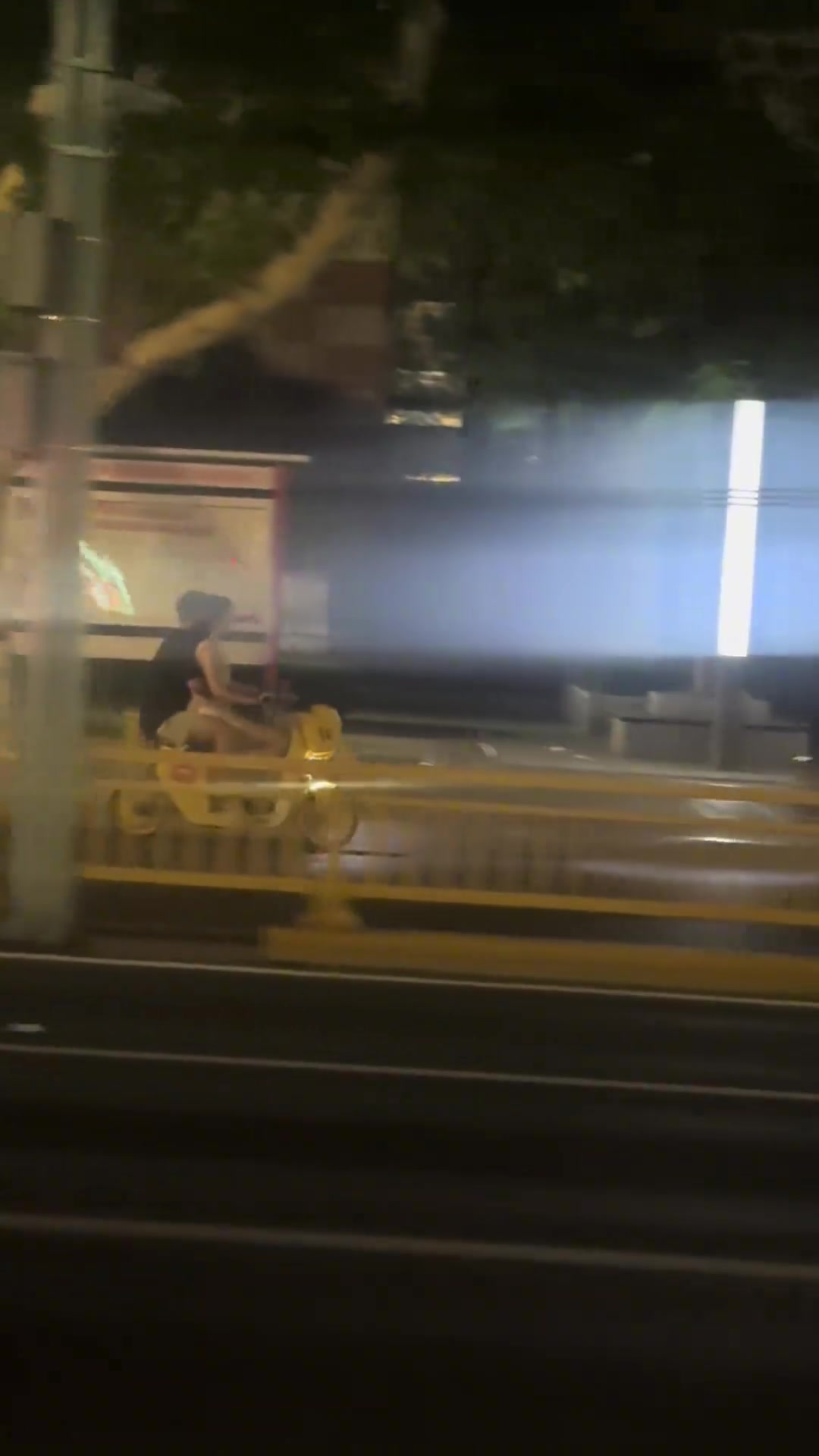 女生坐的倒是挺舒服，男生要掉下去了吧