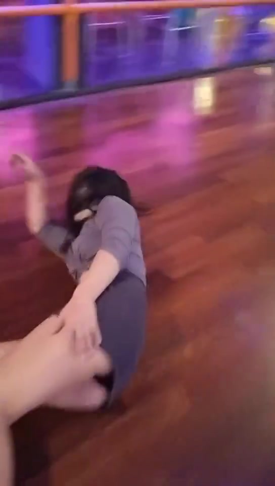 女生脸着地摔倒，不会毁容了吧