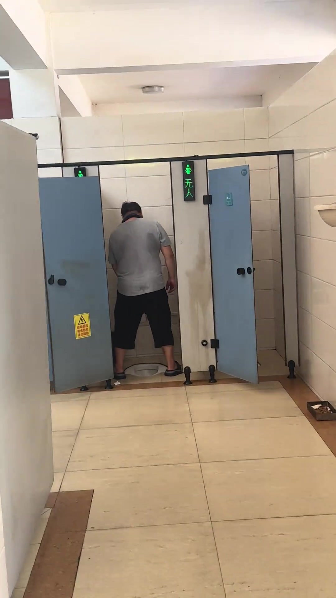 男进女厕如厕，关了门估计得当变态了！！