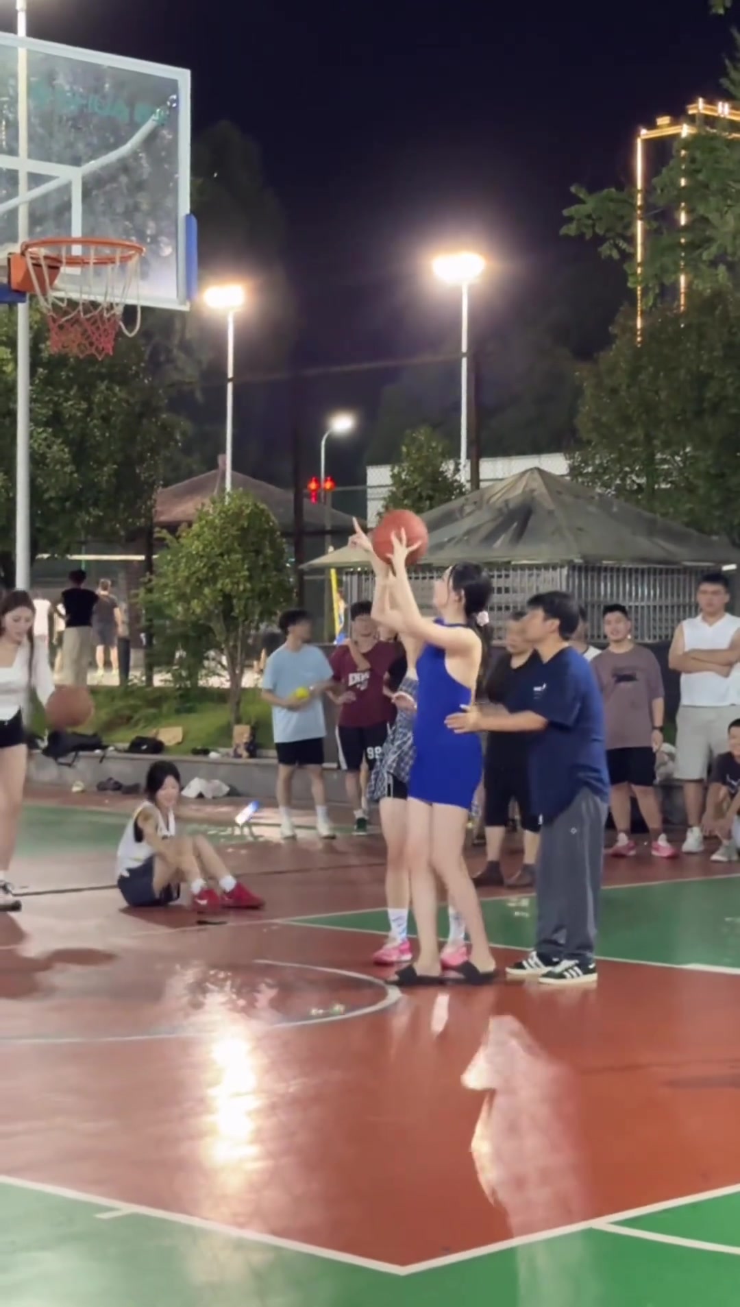 后面扶腰的男生是什么意思怕女生投不进吗