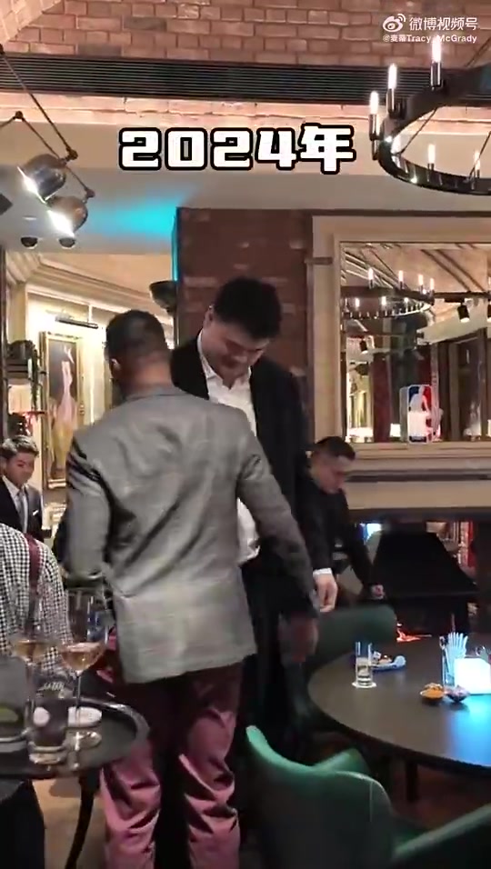 身材都胖了不少！姚明和麦迪24在澳门聚首，双手插兜聊得很开心
