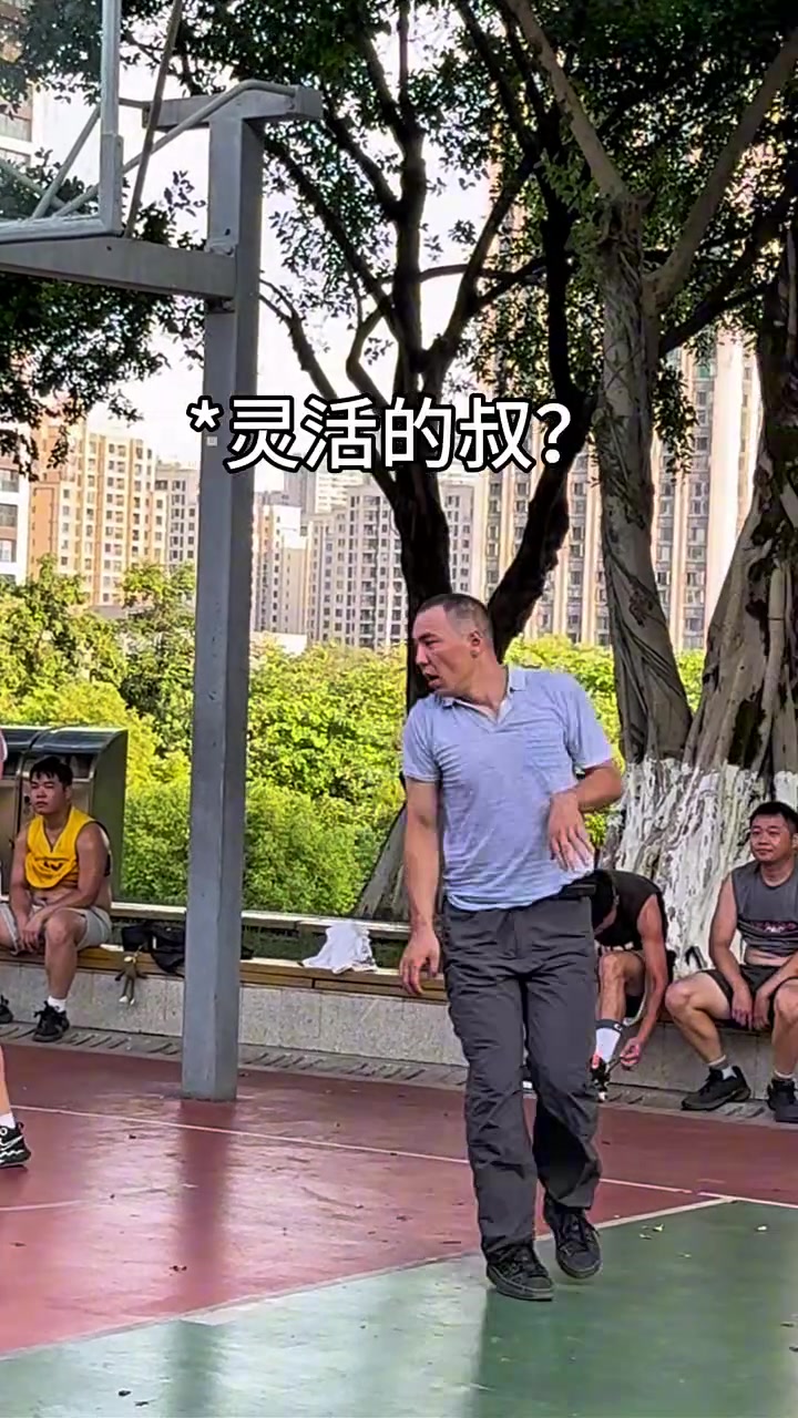大叔下了班就過來打球了，一打一個(gè)小伙不吱聲