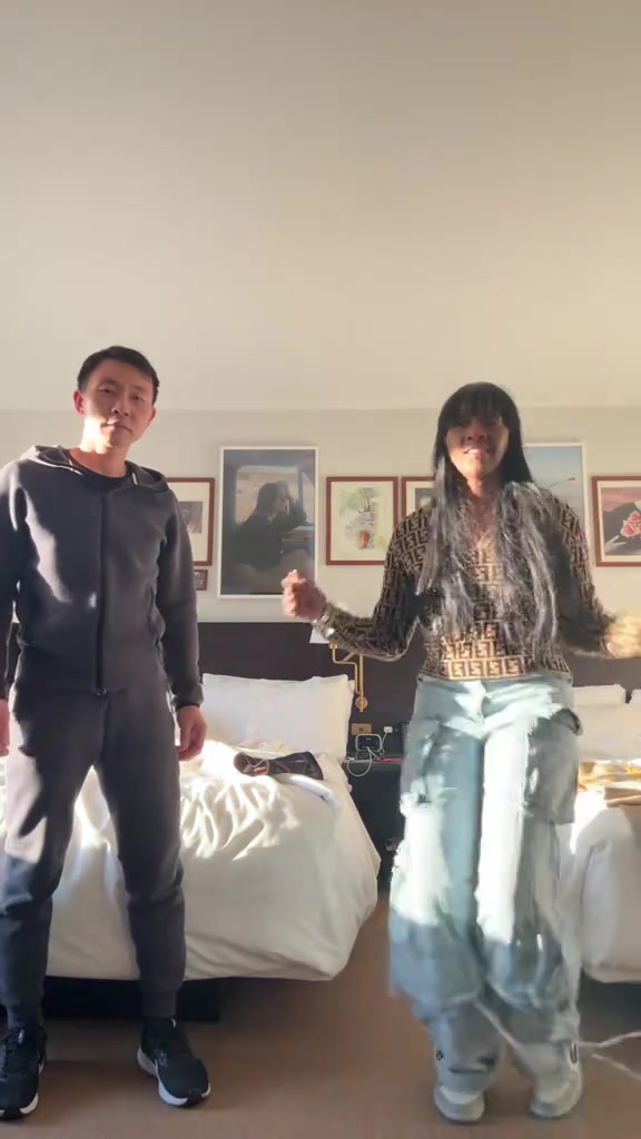 朱正一家好欢乐啊！谁的舞姿更胜一筹呢