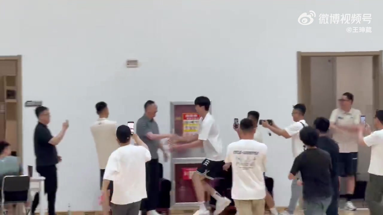 回家太开心了！杨瀚森试图把刘维伟指导抱起来！