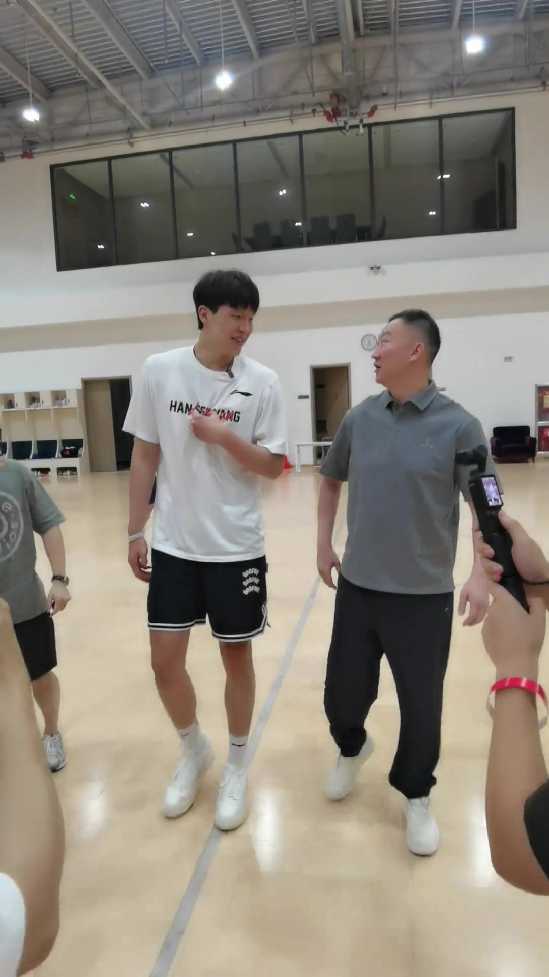 杨瀚森返回青岛和刘维伟亲切寒暄 网友：刘指导水平没得说