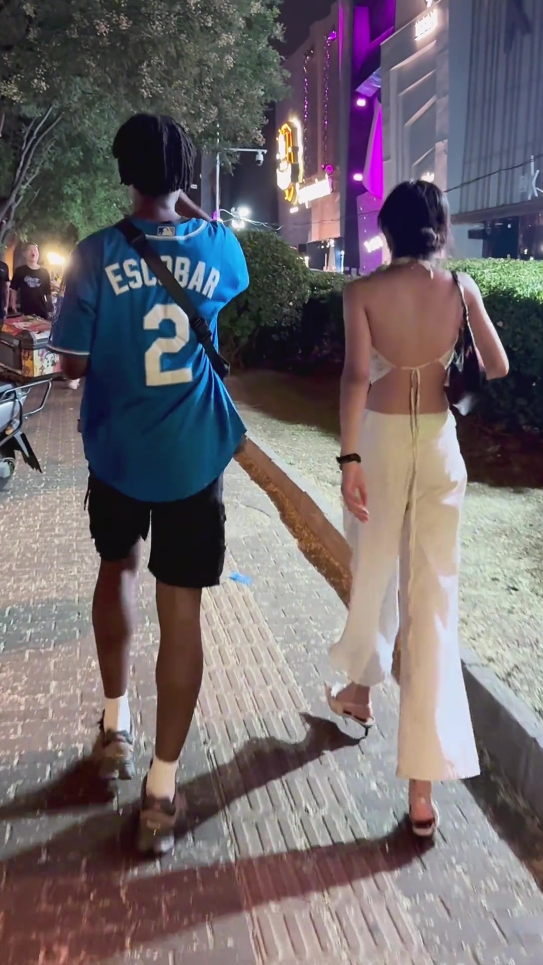 足球男孩这么受女孩子欢迎呀，两个人的衣着为啥一个多一个少??