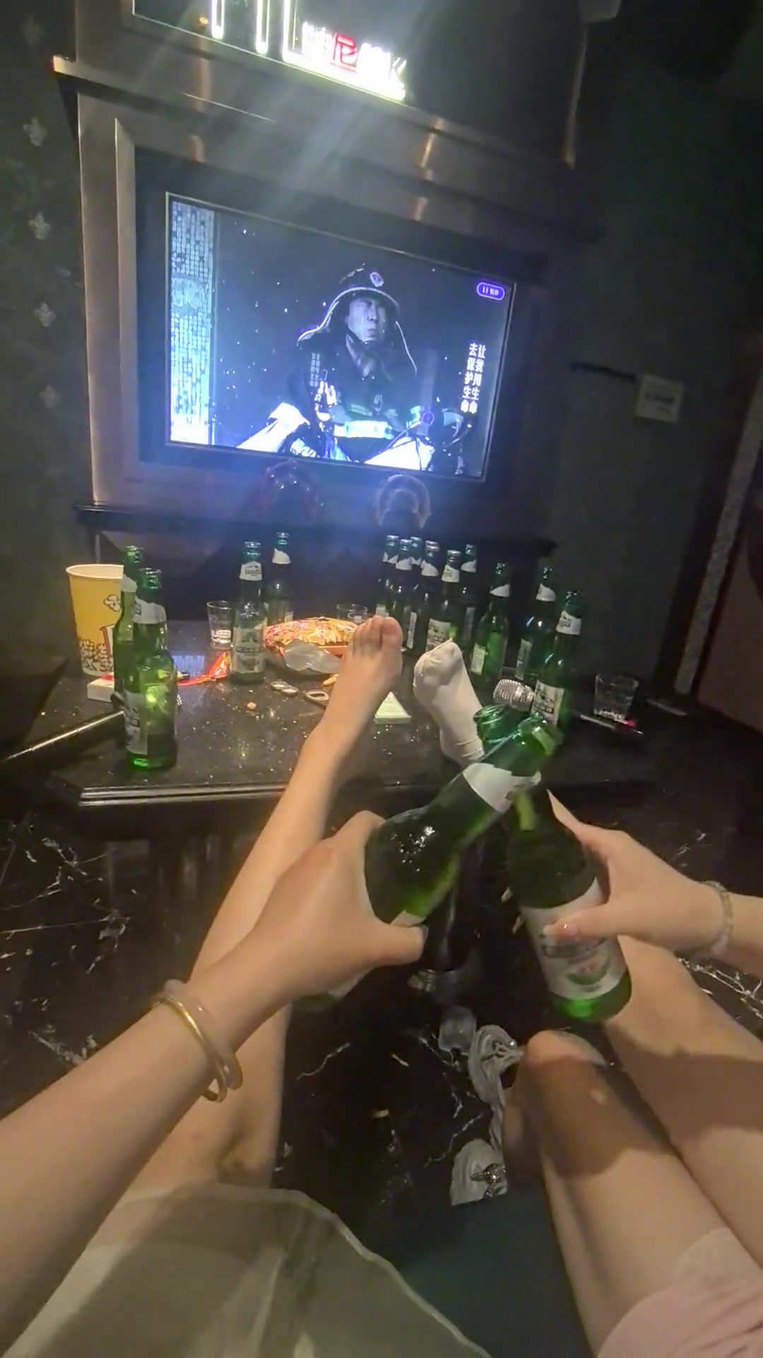 好姐妹之间就不担心传染脚气啊