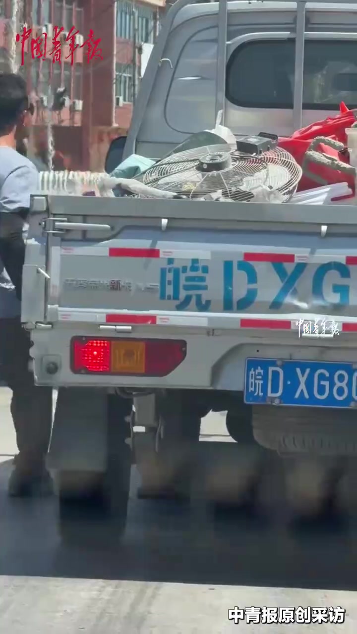 前车着火狂奔后车猛按喇叭不断追车