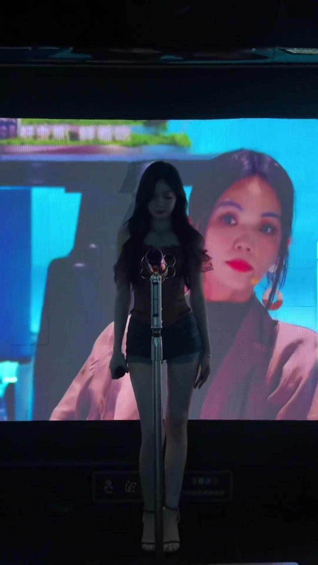 不知道的还以为这位女生在KTV开演唱会呢
