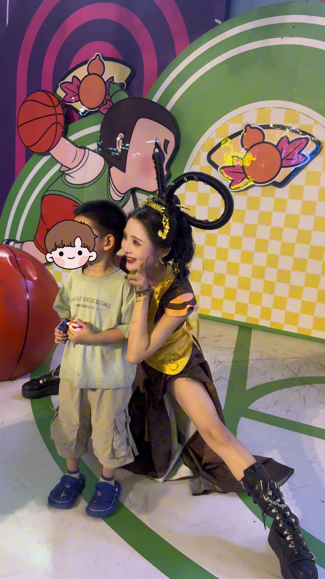 女生蹲下不就好了，为什么要劈叉