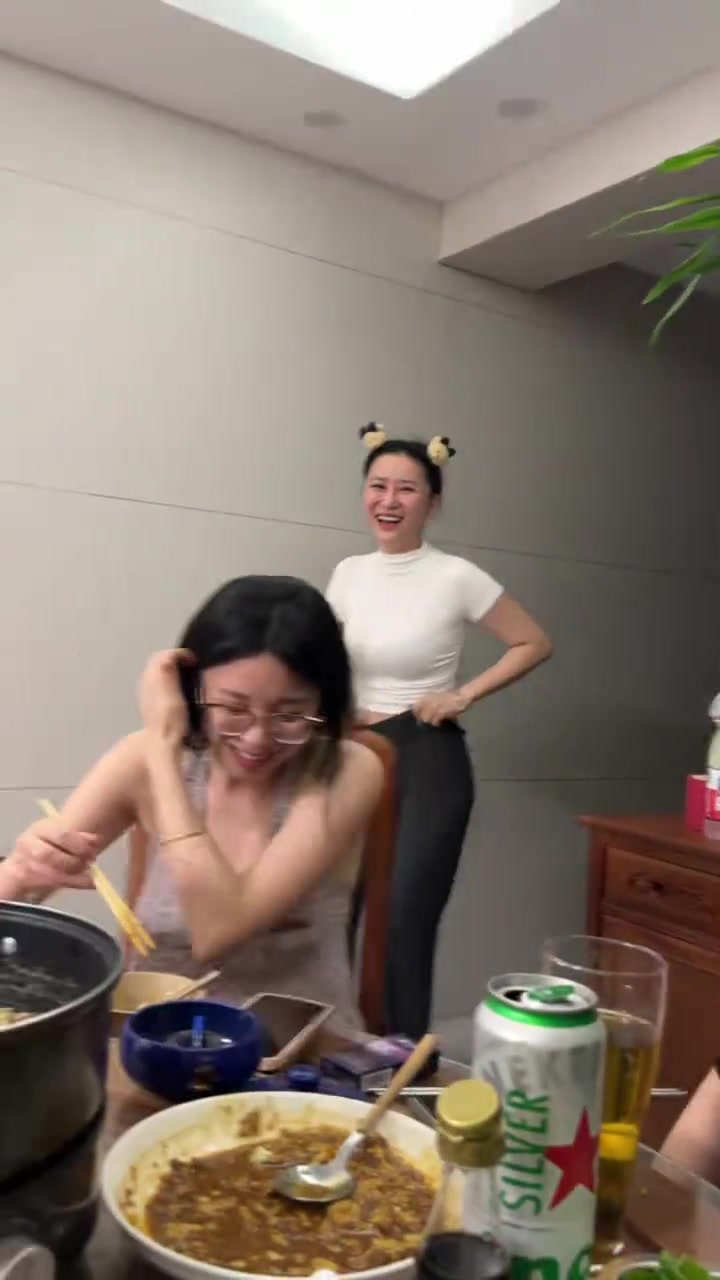 好闺蜜喝多了，把自己当猴子了