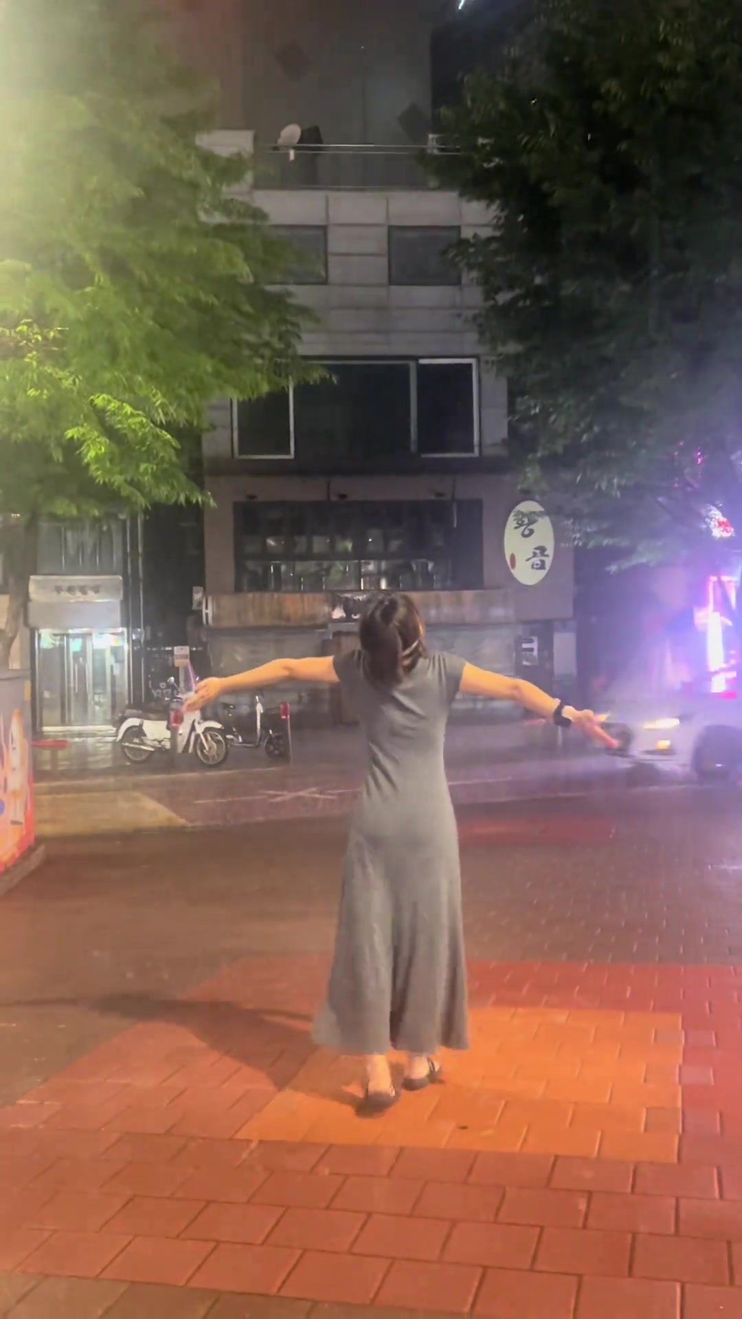 女生家里没水洗脸了跑来这里洗