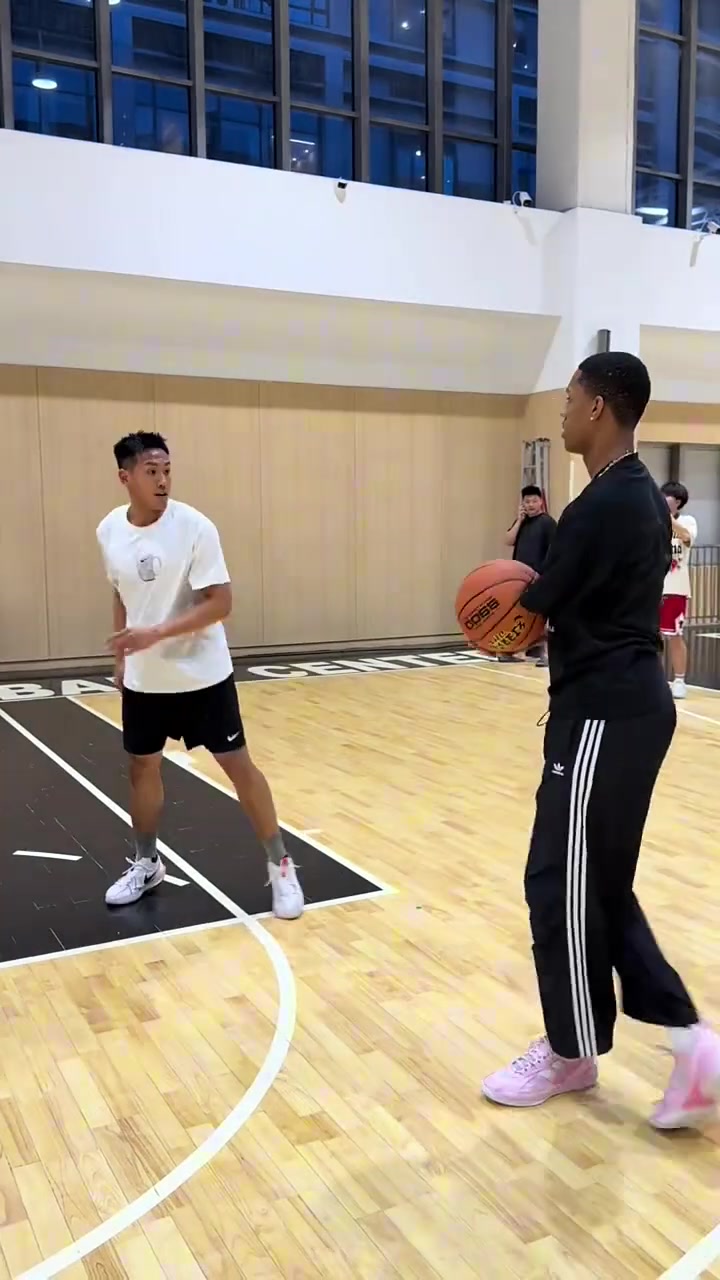 程鑫凯单挑独臂球员伊内马尔，让你一只手又如何