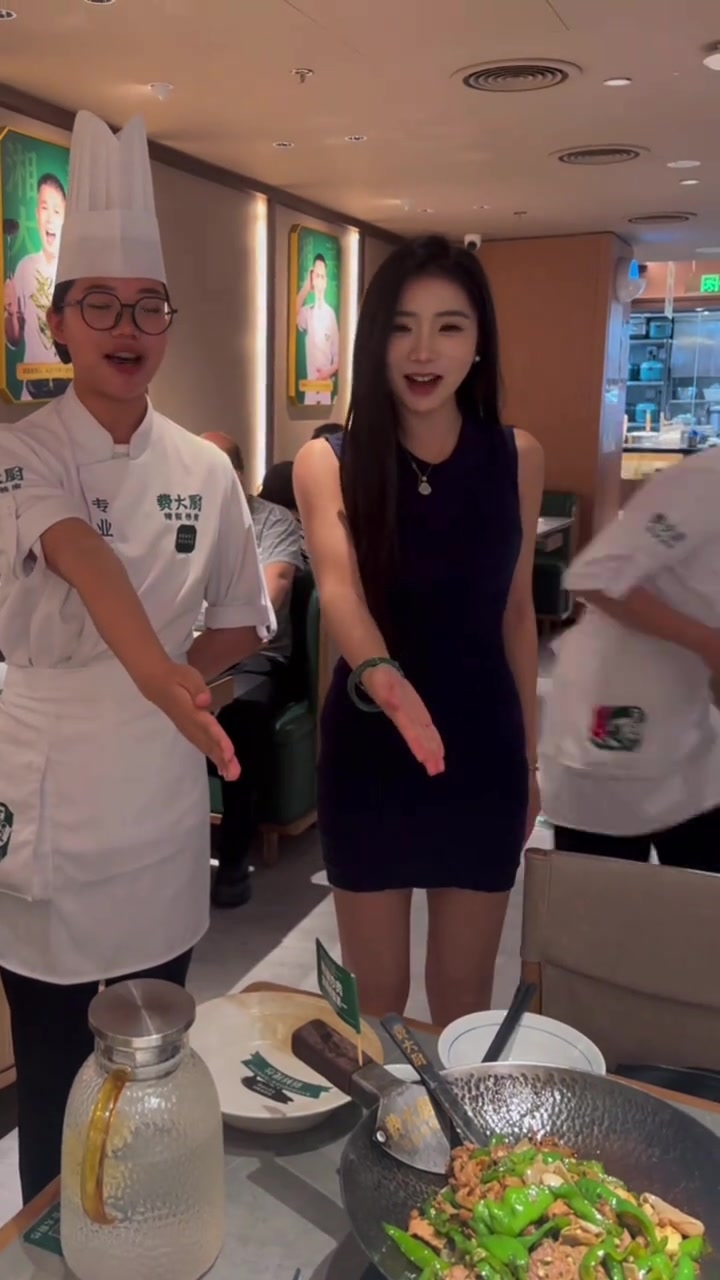 神经！闺蜜非要模仿餐厅女服务员来一套丝滑小连招