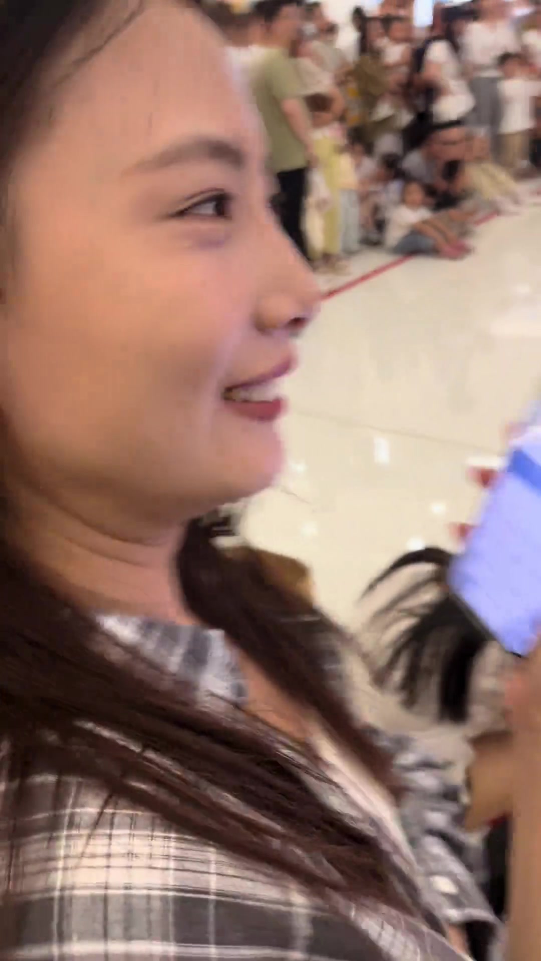 这是什么家庭地位跟老婆说：你挡着我看腿了！