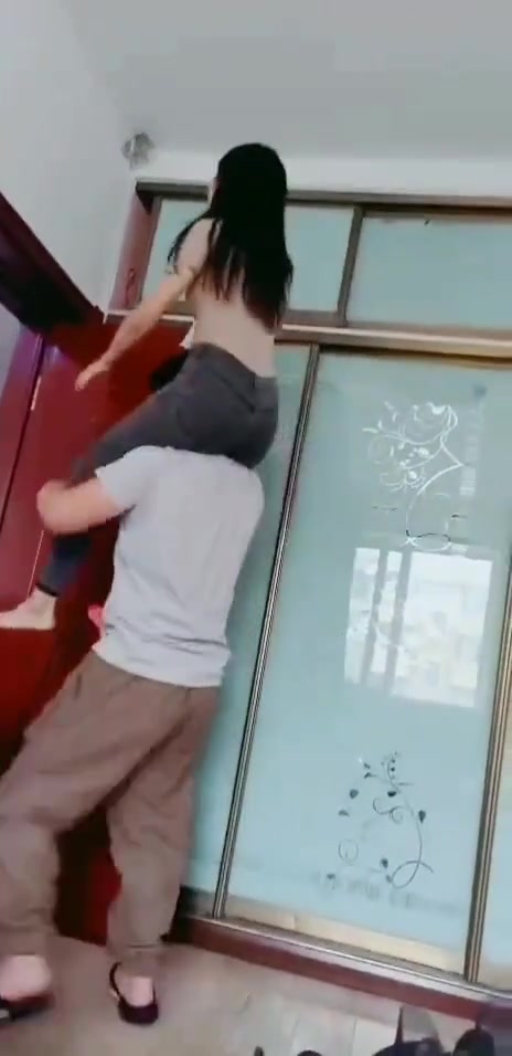 听说老公最近在健身，看看能不能把妹妹驼起来！