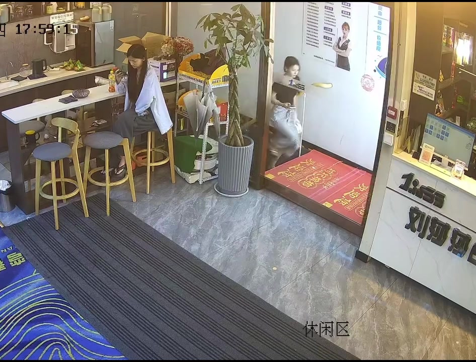 她连续一星期来店里都不带重样的！！