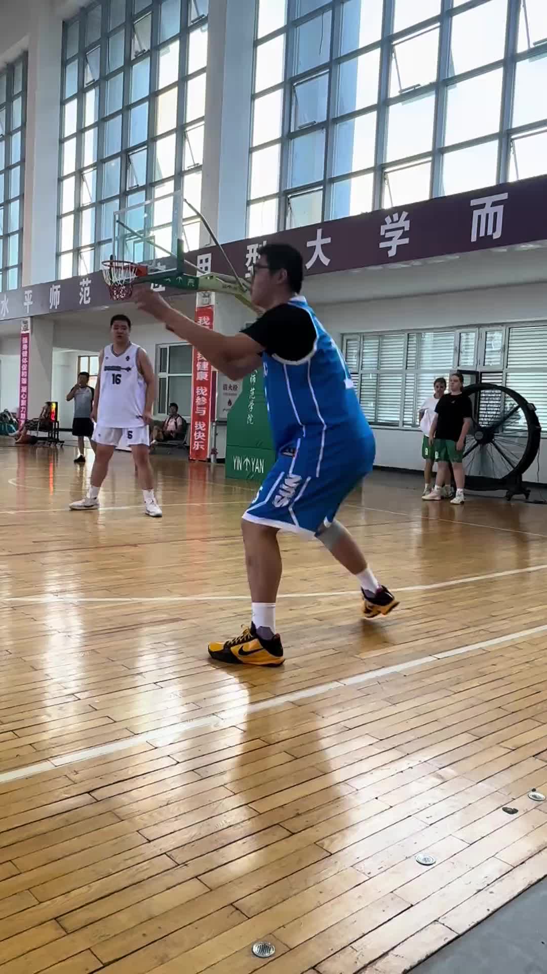 卧槽这年轻人！哥们你功夫熊猫啊说扣就扣