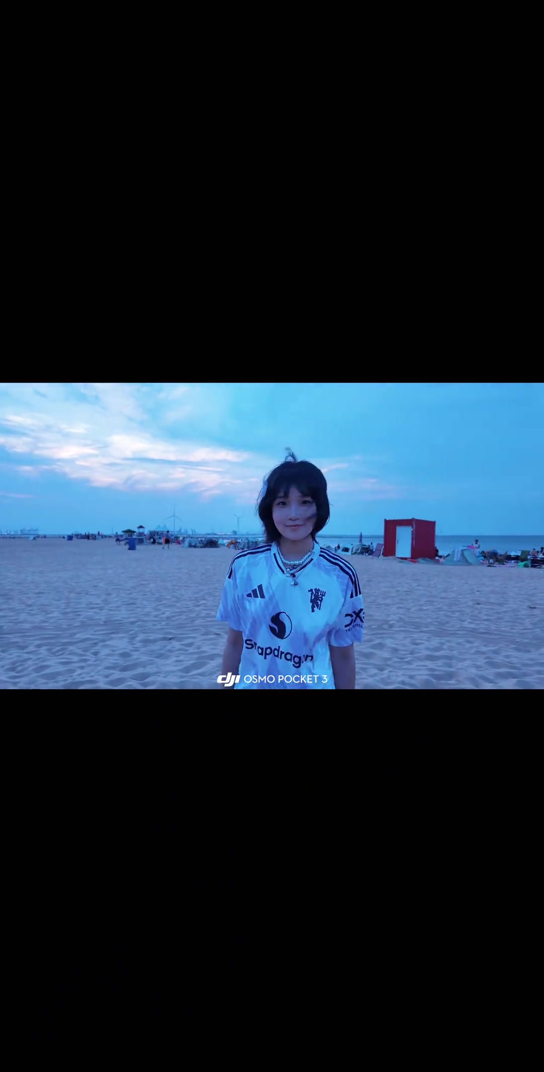 [值得一看]美丽的女主穿主队新赛季球衣去海边，是一件很浪漫的