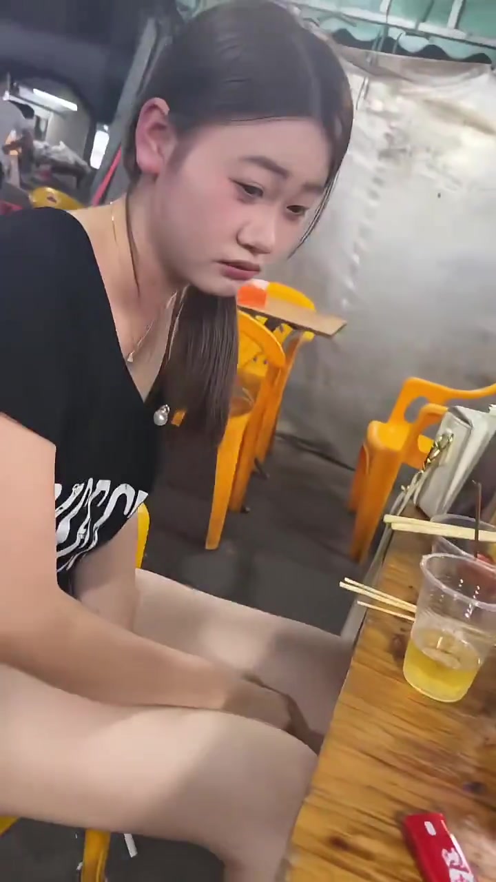 女生这状态应该是要吐了吧