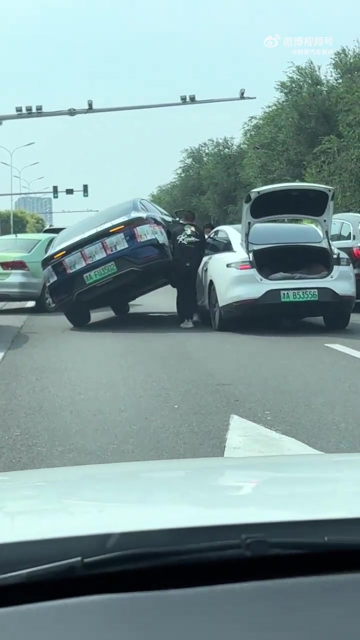 车主是心地善良，但车技确实不详...